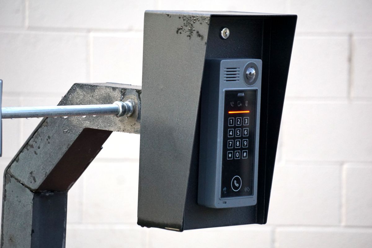 Modern toegangscontrolepaneel met code en intercom
